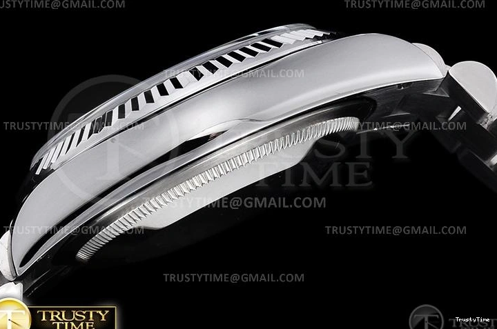 0810 RDD0220E – DayDate 36mm Functional 700